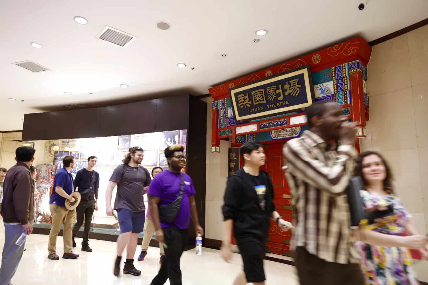 US Students Experience Peking Opera at Beijing Liyuan Theater