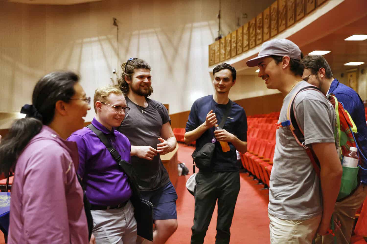 US Students Experience Peking Opera at Beijing Liyuan Theater