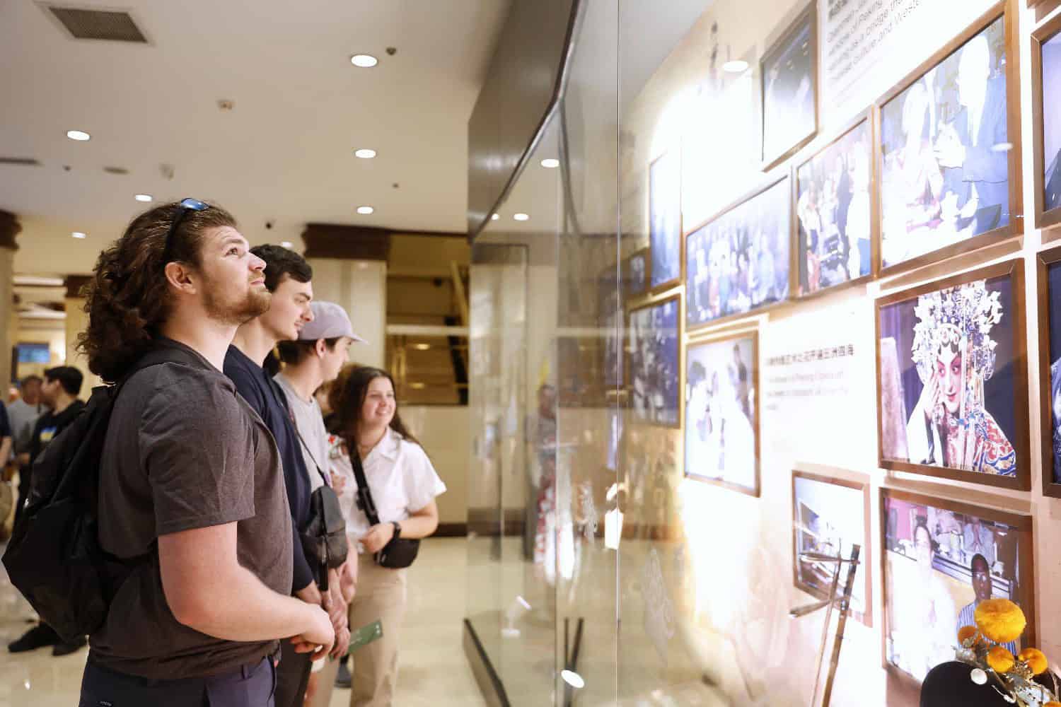 US Students Experience Peking Opera at Beijing Liyuan Theater