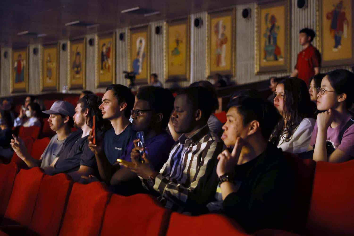 US Students Experience Peking Opera at Beijing Liyuan Theater