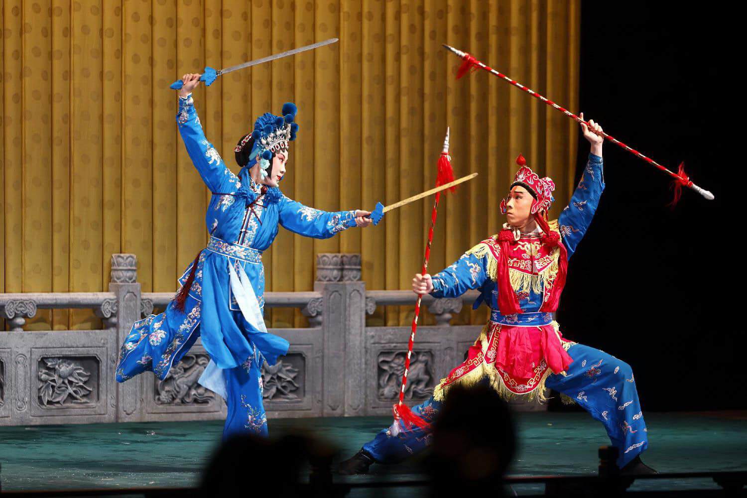 US Students Experience Peking Opera at Beijing Liyuan Theater